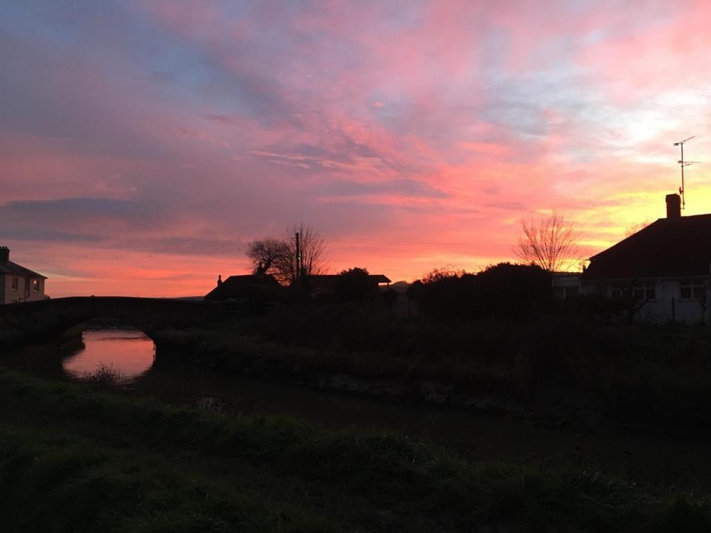 Delightful Cottage On The River Adur Close To Brighton & The Downs No Dogs Sorry Upper Beeding Extérieur photo